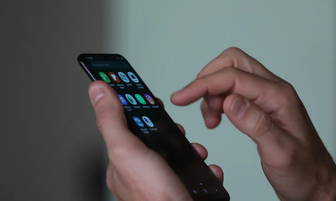 uso de smartphone e celular