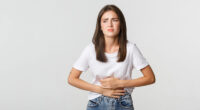 mulher com dores abdominais Freepik