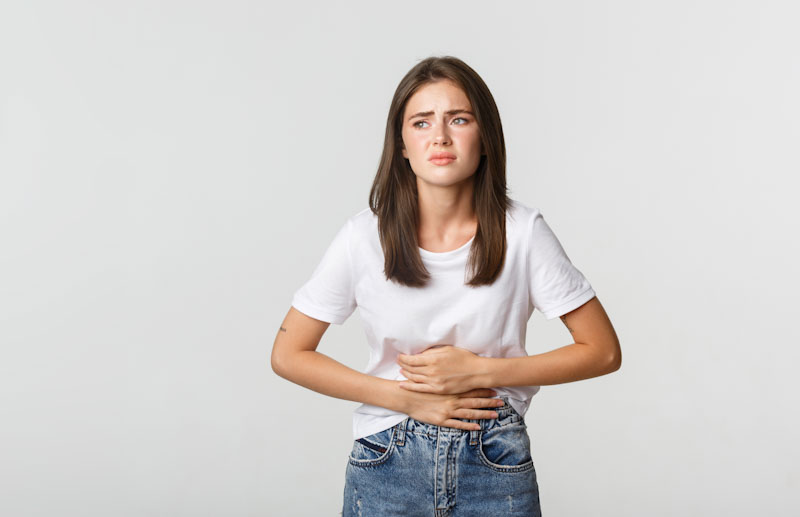 endometriose afeta mulheres mulher com dores abdominais Freepik