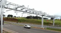 Pórtico de pedágio free flow equipado com sensores e câmeras, que terão consultas e débitos centralizadas para motoristas na CNH Digital