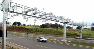 Pórtico de pedágio free flow equipado com sensores e câmeras, que terão consultas e débitos centralizadas para motoristas na CNH Digital