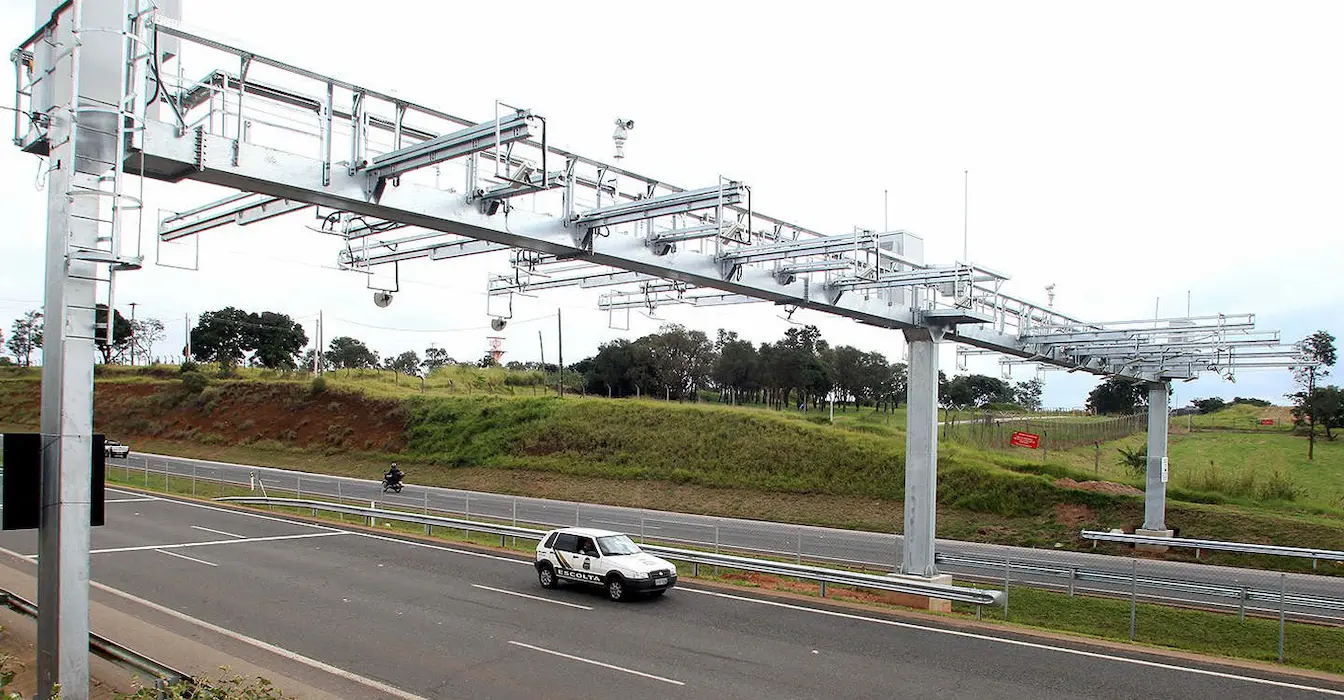 CNH Digital amplia consulta de débitos em pedágios free flow Pórtico de pedágio free flow equipado com sensores e câmeras, que terão consultas e débitos centralizadas para motoristas na CNH Digital