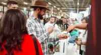 Visitantes participam de degustação durante a Expocachaça na capital da cachça, em Belo Horizonte