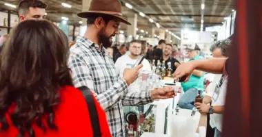 Visitantes participam de degustação durante a Expocachaça na capital da cachça, em Belo Horizonte