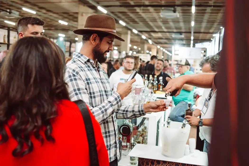 Expocachaça reforça tradição mineira e cultura da cachaça em Belo Horizonte Visitantes participam de degustação durante a Expocachaça na capital da cachça, em Belo Horizonte