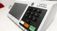 Urna eletrônica utilizada nas eleições brasileiras representa a liberdade de voto defendida pela campanha contra o assédio eleitoral em Minas Gerais