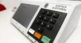 Urna eletrônica utilizada nas eleições brasileiras representa a liberdade de voto defendida pela campanha contra o assédio eleitoral em Minas Gerais