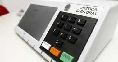 Urna eletrônica utilizada nas eleições brasileiras representa a liberdade de voto defendida pela campanha contra o assédio eleitoral em Minas Gerais
