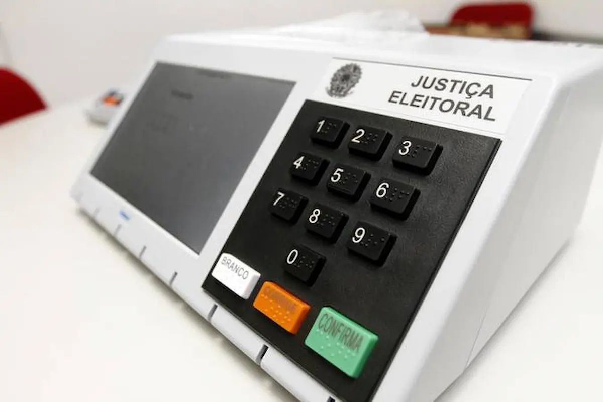 Urna eletrônica simboliza campanha contra o assédio eleitoral em Minas Gerais Urna eletrônica utilizada nas eleições brasileiras representa a liberdade de voto defendida pela campanha contra o assédio eleitoral em Minas Gerais
