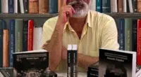 Jornalista e escritor Alexandre Siqueira ao lado dos livros sobre jornalismo e história do Supremo Tribunal Federal