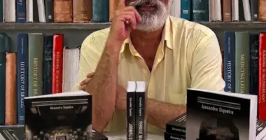 Jornalista e escritor Alexandre Siqueira ao lado dos livros sobre jornalismo e história do Supremo Tribunal Federal