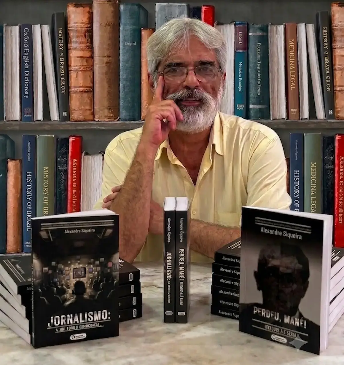 Jornalista e Escritor Alexandre Siqueira () () Jornalista e escritor Alexandre Siqueira ao lado dos livros sobre jornalismo e história do Supremo Tribunal Federal