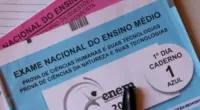 Cadernos de prova do Enem sobre mesa representam a preparação dos estudantes para a reta final antes do Enem 2026