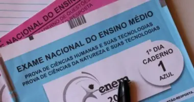 Cadernos de prova do Enem sobre mesa representam a preparação dos estudantes para a reta final antes do Enem 2026