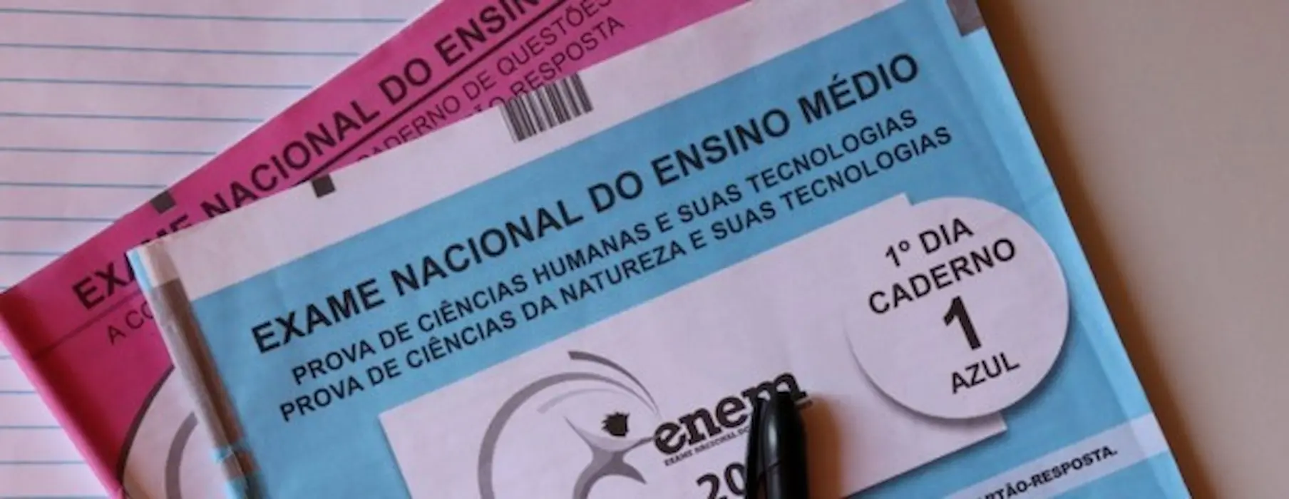 Cadernos de prova do Enem sobre mesa representam a preparação dos estudantes para a  reta final antes do Enem 2026