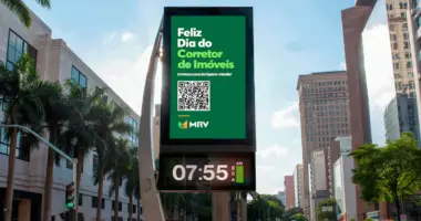 Painel digital da MRV com mensagem em homenagem ao Dia do Corretor de Imóveis exibido em avenida de Belo Horizonte
