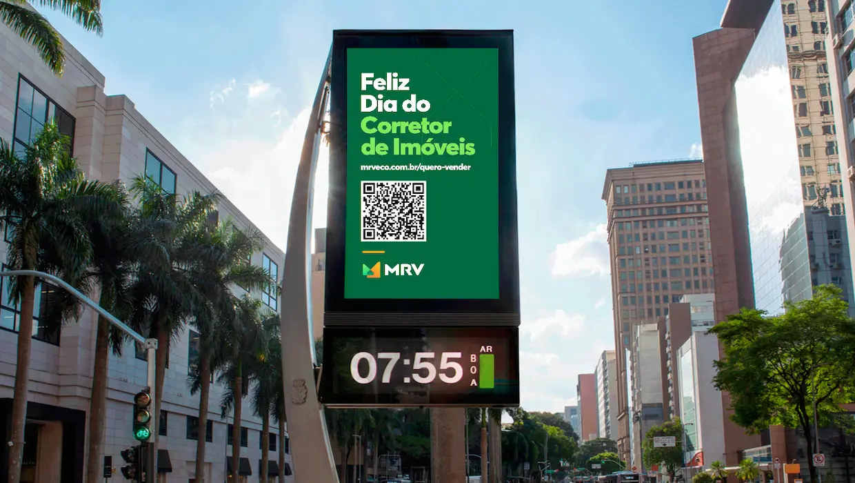 Campanha da MRV homenageia corretores de imóveis em painéis digitais Painel digital da MRV com mensagem em homenagem ao Dia do Corretor de Imóveis exibido em avenida de Belo Horizonte