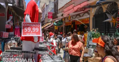pessoas comprando em lojas de rua Foto Tomaz Silva Agência Brasil