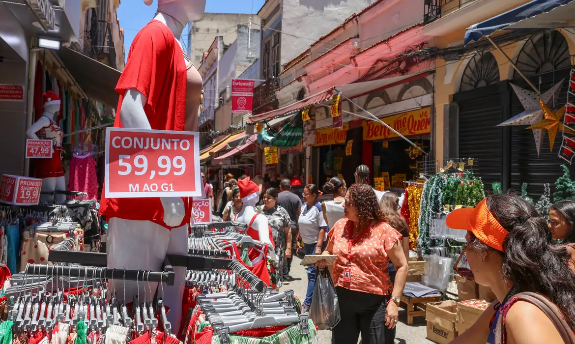 Desenrola é prorrogadoa pessoas comprando em lojas de rua Foto Tomaz Silva Agência Brasil