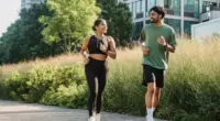 Duas pessoas praticam corrida ao ar livre durante exercício física, hábito que contribui para reduzir o estresse, melhorar o humor e fortalecer a saúde mental
