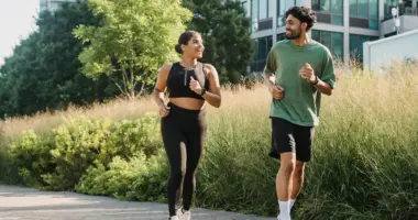 Duas pessoas praticam corrida ao ar livre durante exercício física, hábito que contribui para reduzir o estresse, melhorar o humor e fortalecer a saúde mental
