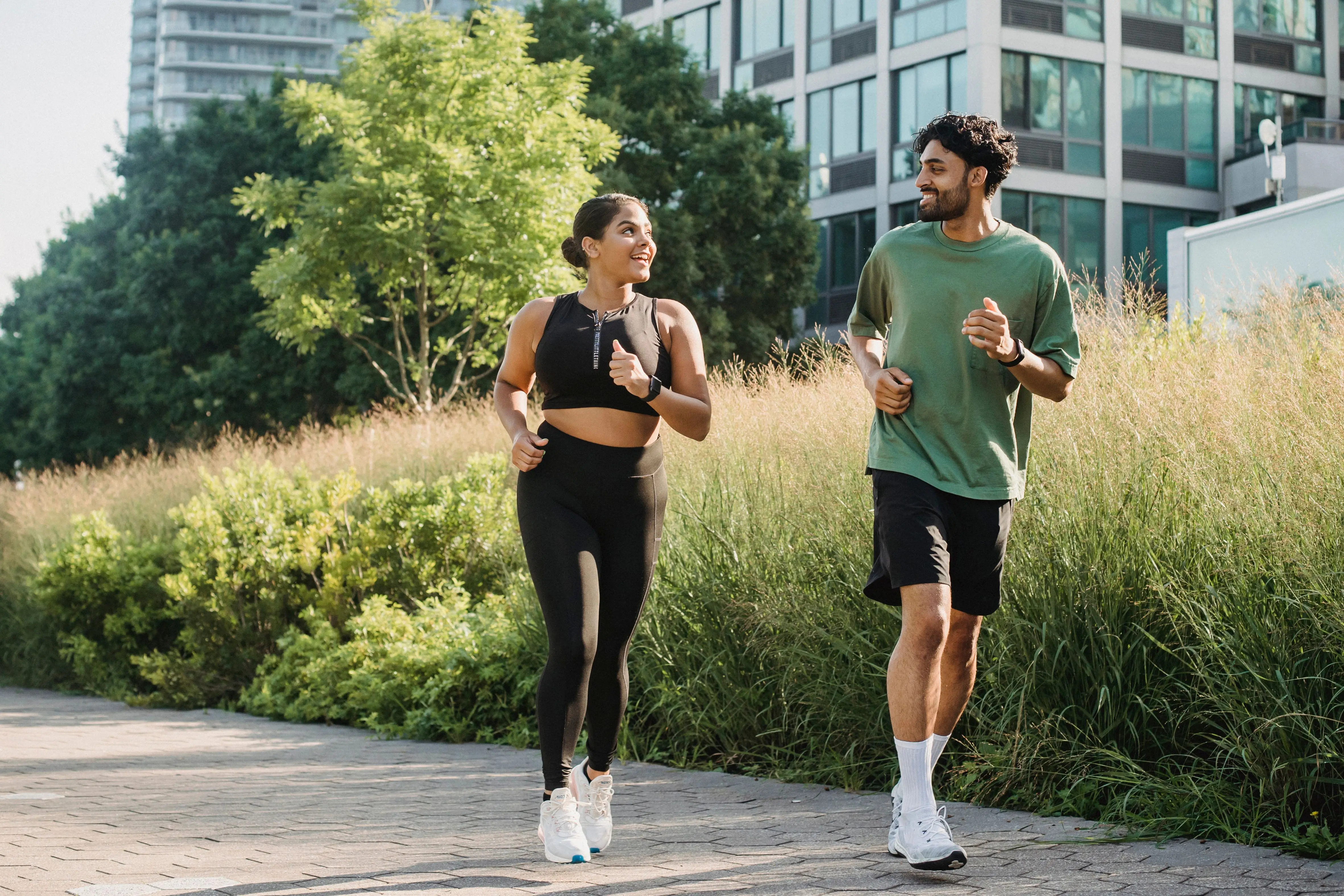 Exercícios físicos contribuem para o equilíbrio emocional e a qualidade de vida Duas pessoas praticam corrida ao ar livre durante exercício física, hábito que contribui para reduzir o estresse, melhorar o humor e fortalecer a saúde mental