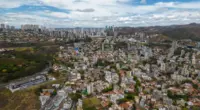 Vista aérea de Belo Horizonte e da Região Metropolitana, tema central do debate sobre os desafios da Grande BH entre candidatos ao Governo de Minas