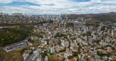Vista aérea de Belo Horizonte e da Região Metropolitana, tema central do debate sobre os desafios da Grande BH entre candidatos ao Governo de Minas