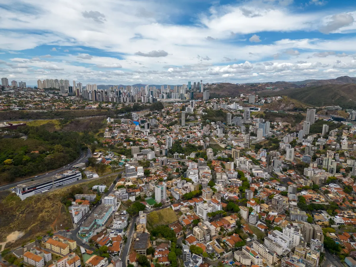 Vista aérea de Belo Horizonte e da Região Metropolitana, tema central do debate sobre os desafios da Grande BH entre candidatos ao Governo de Minas