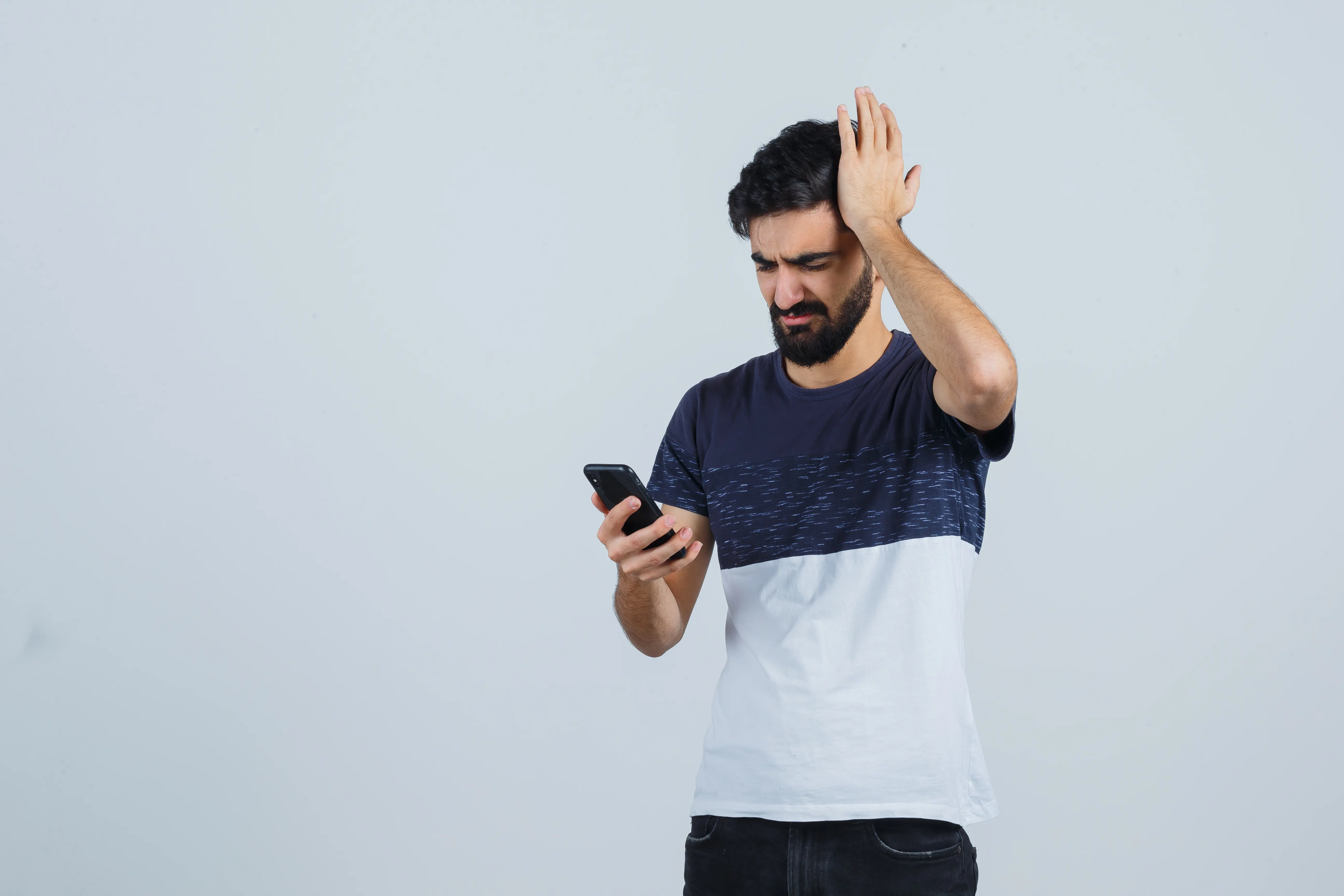 uma pessoa segurando o celular golpes financeiros