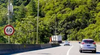 Rodovia com limite de velocidade sinalizado por placa de 60 km/h em trecho que poderá receber testes de radares de velocidade média autorizados pela ANTT