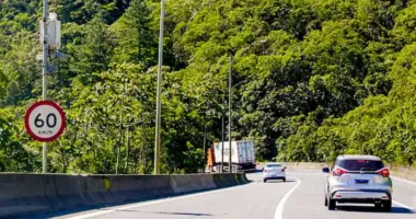Rodovia com limite de velocidade sinalizado por placa de 60 km/h em trecho que poderá receber testes de radares de velocidade média autorizados pela ANTT