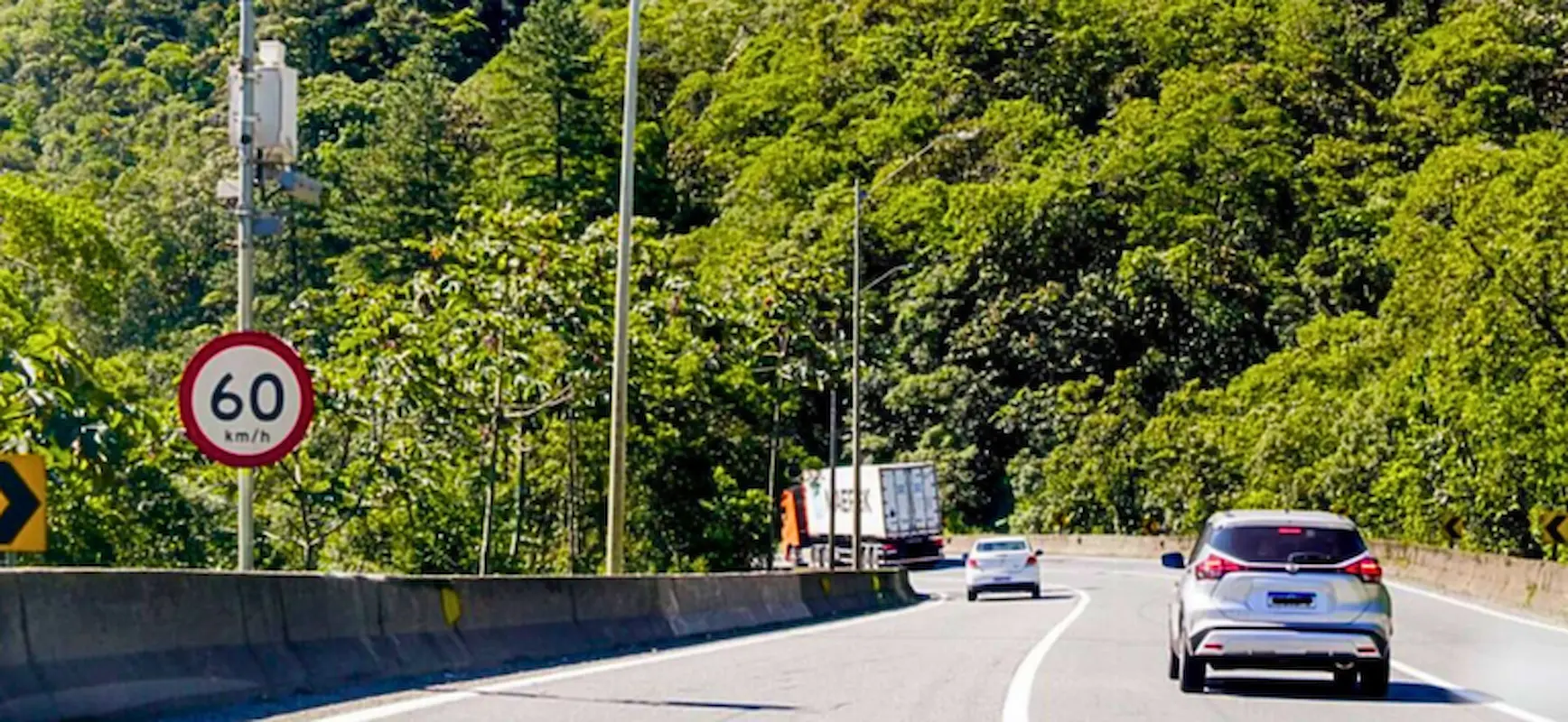 Radares de velocidade média entram em teste nas rodovias federais Rodovia com limite de velocidade sinalizado por placa de 60 km/h em trecho que poderá receber testes de radares de velocidade média autorizados pela ANTT
