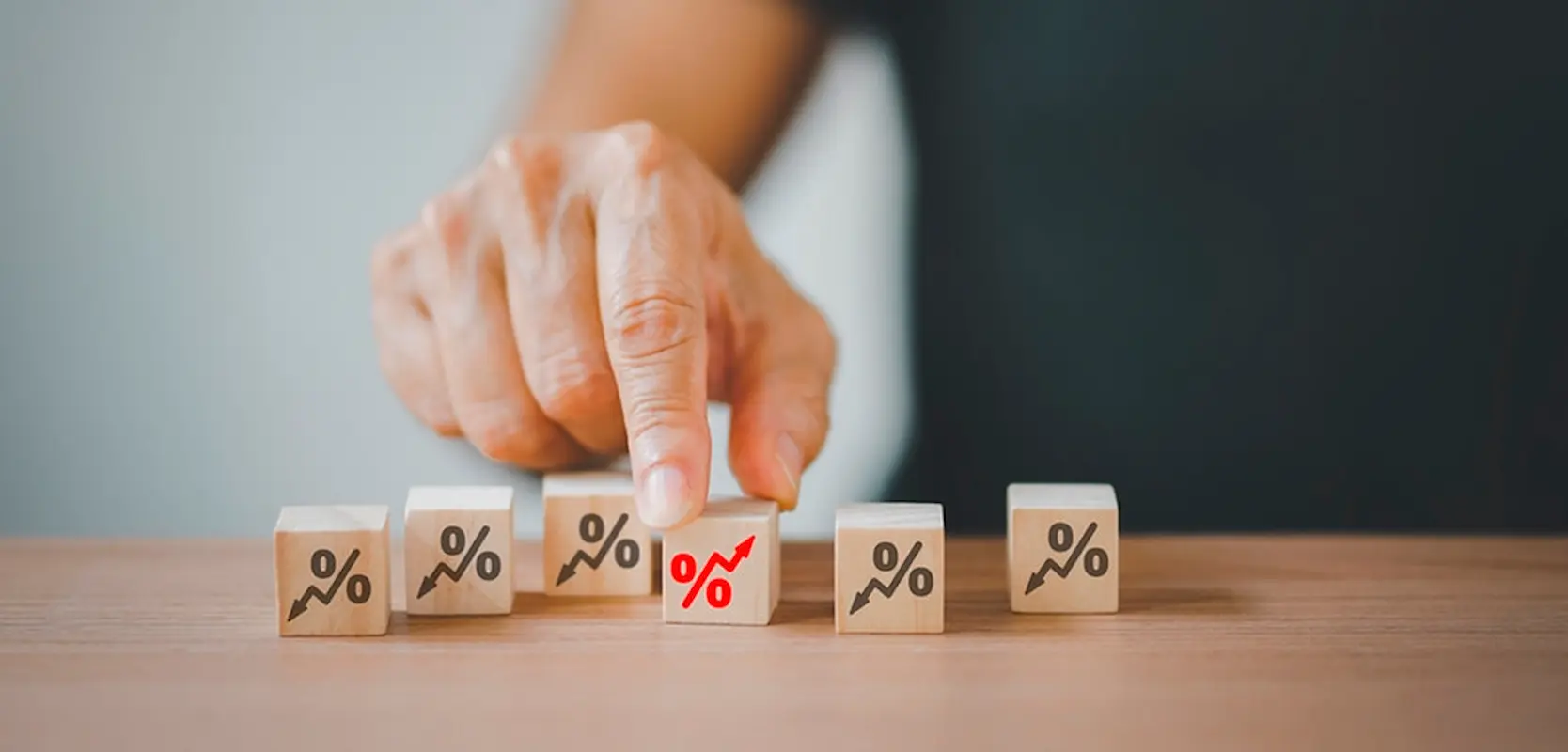 Redução da Selic mantém debate sobre crédito e investimentos no Brasil Blocos com símbolos de porcentagem representam a queda na taxa Selic e os impactos dos juros na economia brasileira
