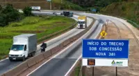 Trecho da BR-381 em Minas Gerais com fluxo de caminhões e veículos durante processo de modernização da rodovia