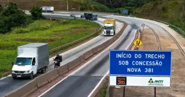 Trecho da BR-381 em Minas Gerais com fluxo de caminhões e veículos durante processo de modernização da rodovia