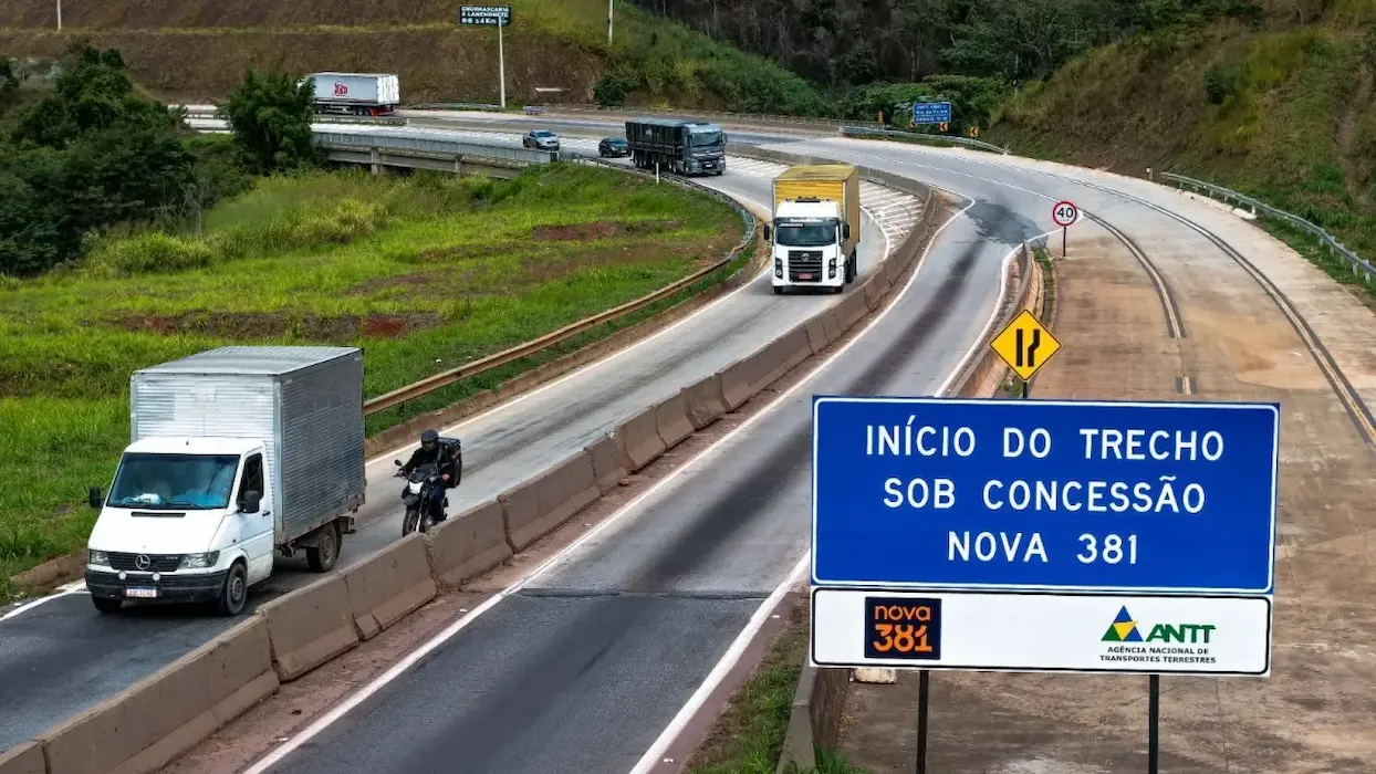 Mobilização cobra avanço das obras da BR-381 e do Rodoanel em Minas Gerais Trecho da BR-381 em Minas Gerais com fluxo de caminhões e veículos durante processo de modernização da rodovia