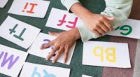 Criança participa de atividade de alfabetização com letras e cartões educativos; imagem representa queda na taxa de analfabetização do Brasil