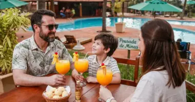 Família aproveita momento de lazer em pousada de Minas Gerais durante as férias de julho