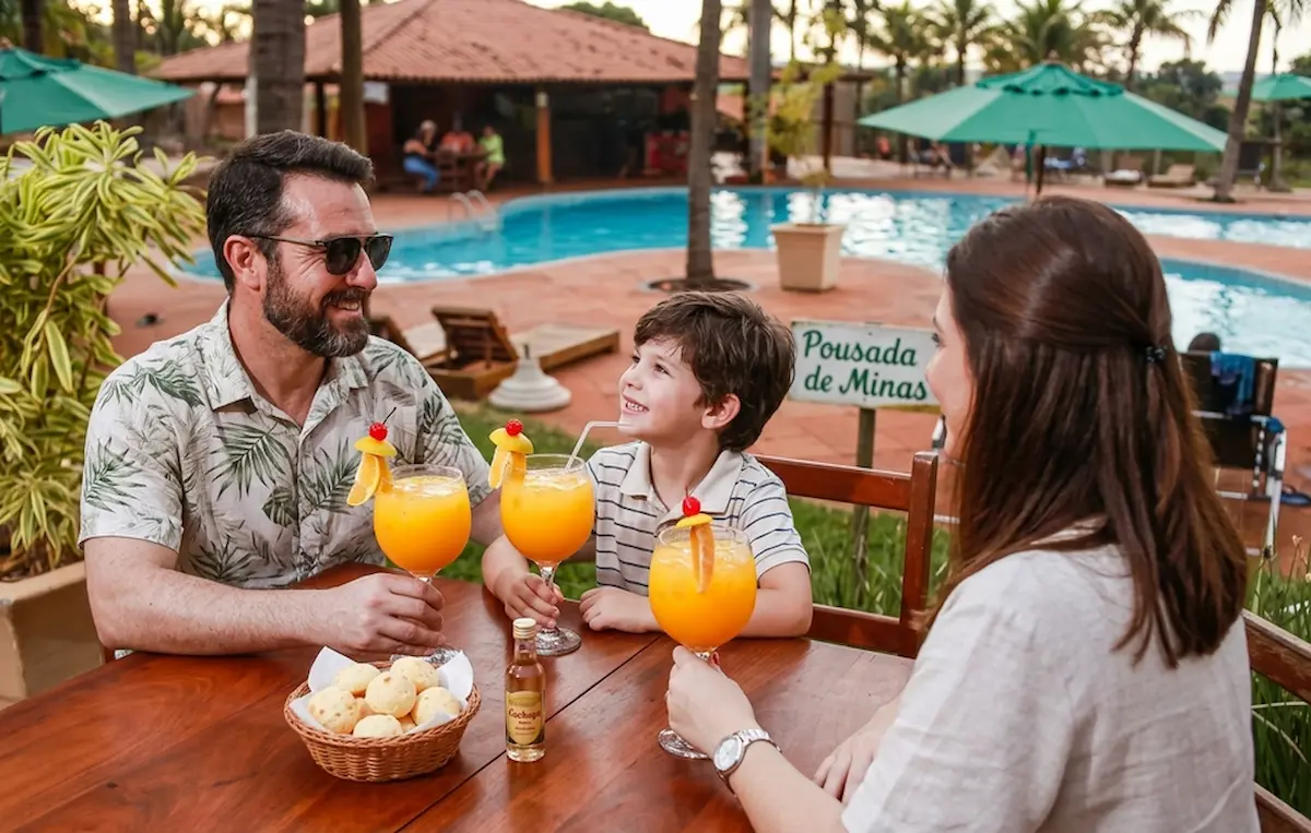 Férias de julho impulsionam turismo em Minas Gerais Família aproveita momento de lazer em pousada de Minas Gerais durante as férias de julho