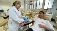 Doador realiza coleta de sangue em unidade da Hemominas durante campanha para recomposição dos estoques em Minas Gerais