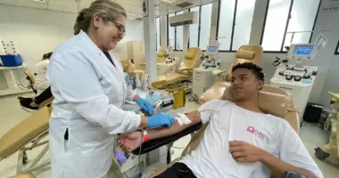 Doador realiza coleta de sangue em unidade da Hemominas durante campanha para recomposição dos estoques em Minas Gerais