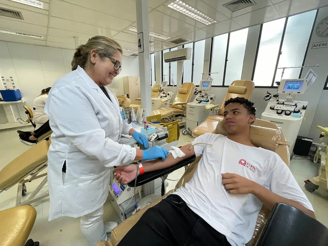 Hemominas reforça campanha de doação diante de estoques críticos em Minas Gerais Doador realiza coleta de sangue em unidade da Hemominas durante campanha para recomposição dos estoques em Minas Gerais