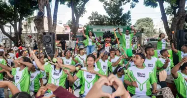 Jovens do projeto Bloco Show Kids se apresentam em atividade cultural gratuita em comunidade de Belo Horizonte