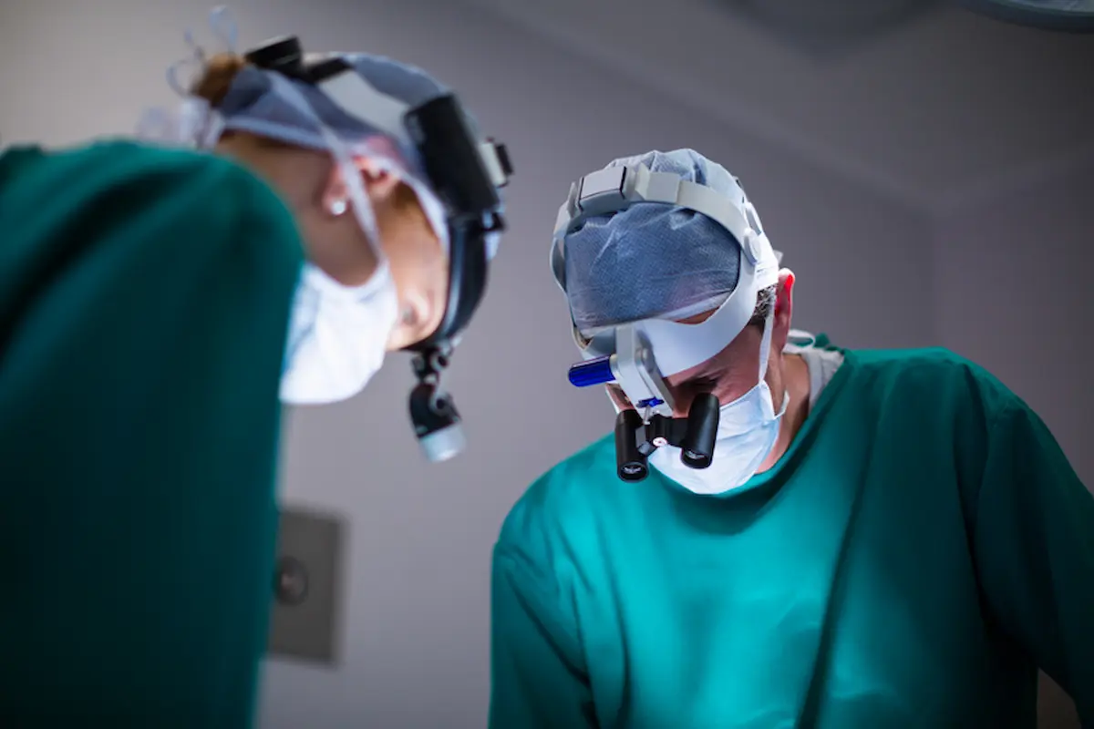 Fila por transplante de córnea cresce 24% em seis meses no Brasil cirugiões na sala de cirurgia Imagem de wavebreakmedia micro no Magnific