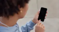 mulher mexendo no celular