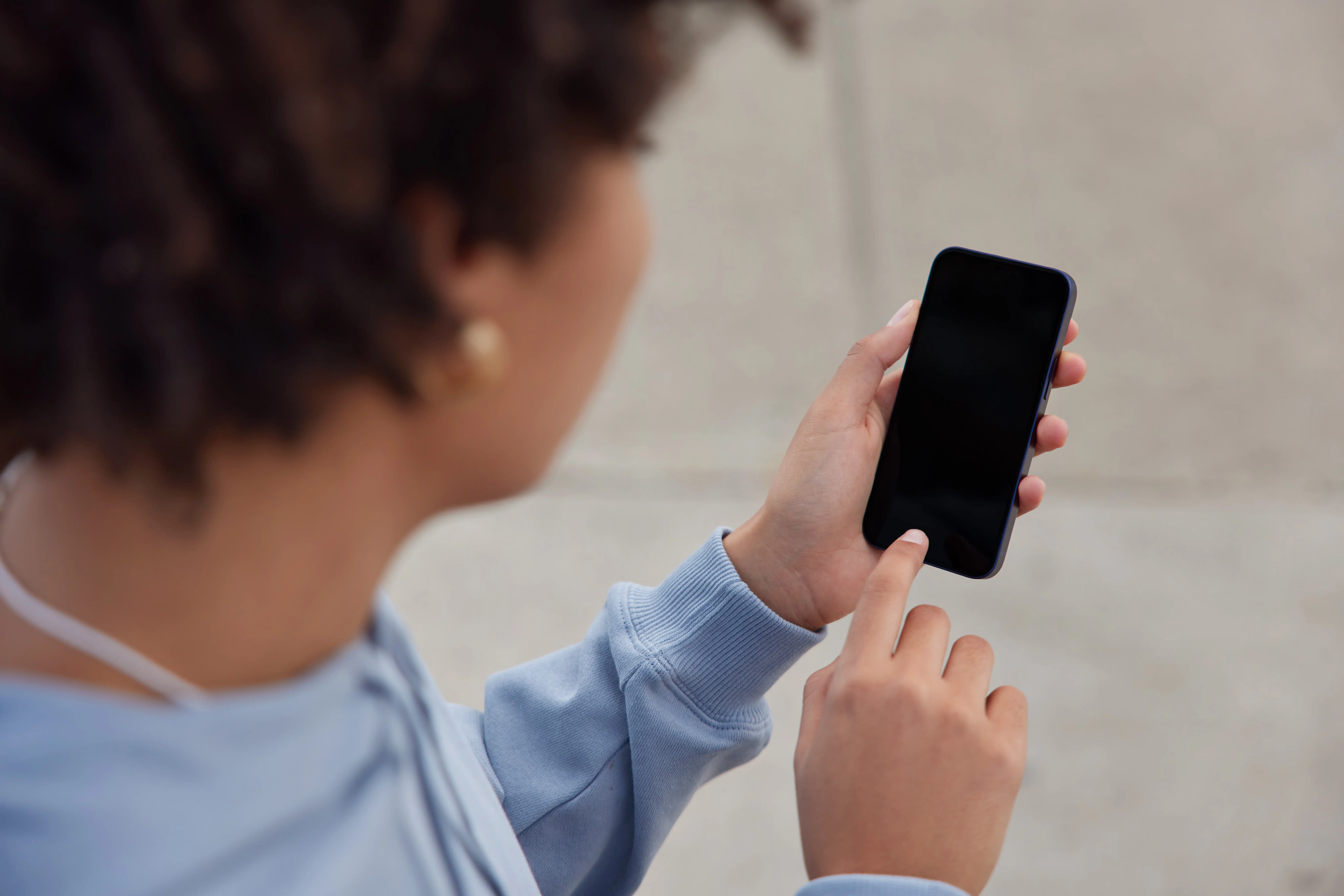 jovem cria plataforma eleições mulher mexendo no celular