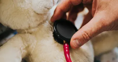 médico atendendo pediatra
