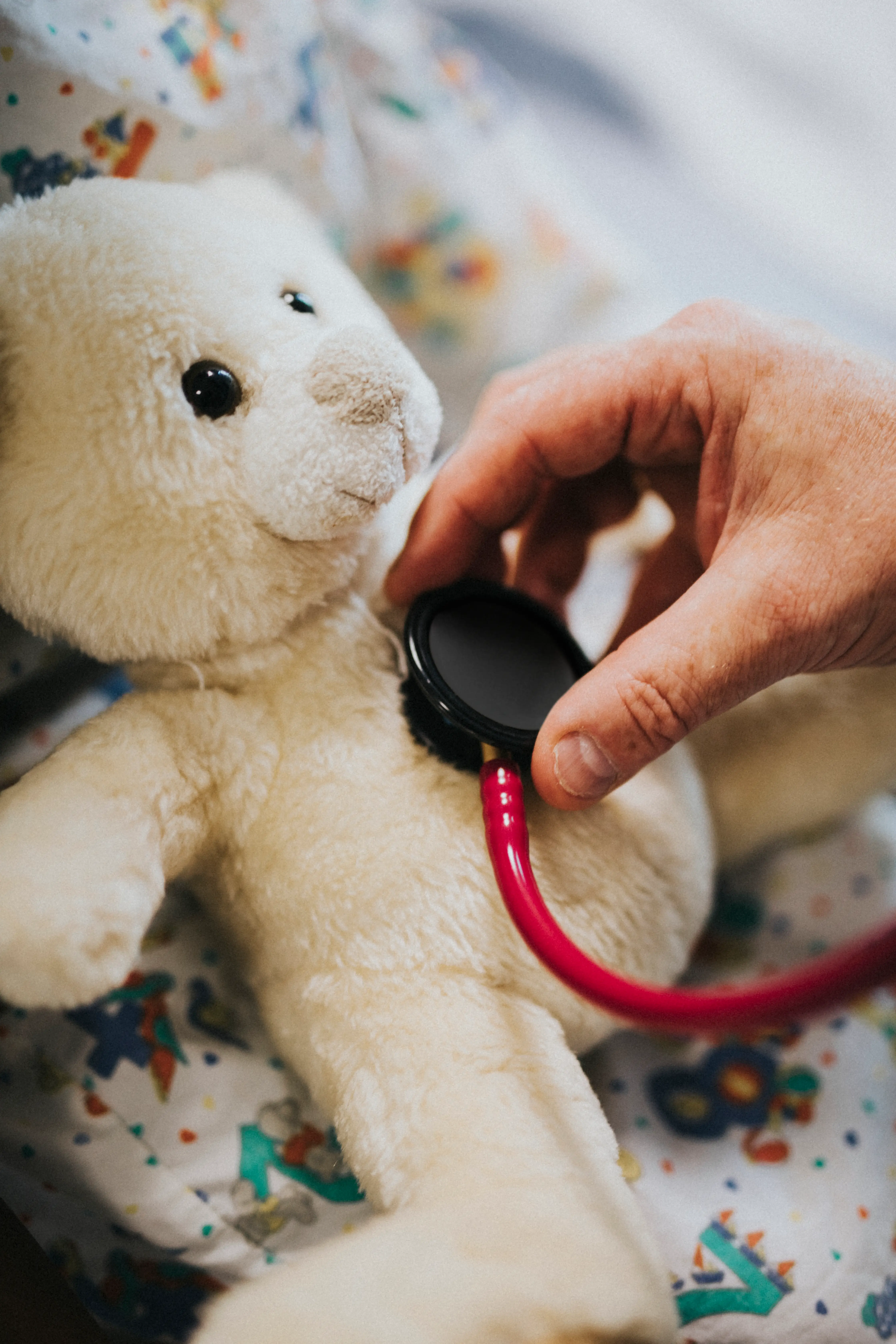 Minas Gerais é o segundo estado com maior número de internações de crianças e adolescentes por acidentes no Brasil médico atendendo pediatra