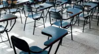 Sala de aula com carteiras escolares vazias representa o desempenho da educação brasileira no Pisa 2025